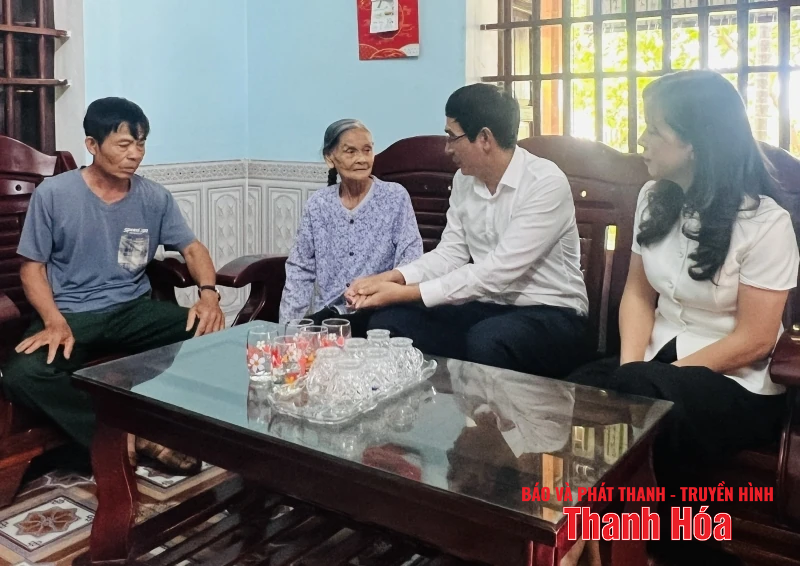 Trưởng ban Nội chính Tỉnh ủy thăm, tặng quà gia đình chính sách tại xã Quảng Ninh và Quảng Bình