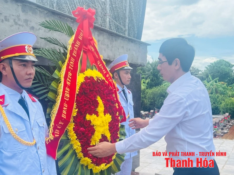 Trưởng ban Nội chính Tỉnh ủy thăm, tặng quà gia đình chính sách tại xã Quảng Ninh và Quảng Bình