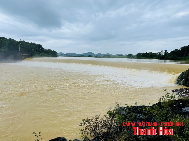 Cảnh báo lũ trên các sông và nguy cơ cao xảy ra lũ ống, sạt lở khu vực vùng núi
