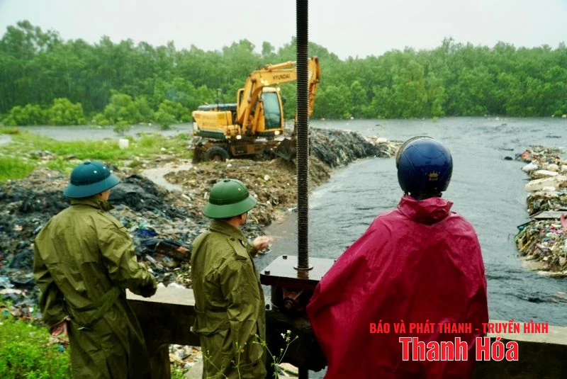 Các địa phương vùng biển Bắc Thanh Hóa: Linh hoạt tiêu úng, bảo vệ sản xuất sau khi bão đổ bộ