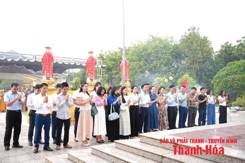 Hội Doanh nhân trẻ Thanh Hóa dâng hương tưởng niệm các anh hùng liệt sĩ và tặng quà gia đình chính sách