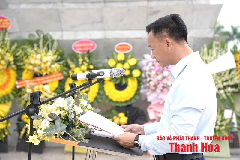 Hội Doanh nhân trẻ Thanh Hóa dâng hương tưởng niệm các anh hùng liệt sĩ và tặng quà gia đình chính sách