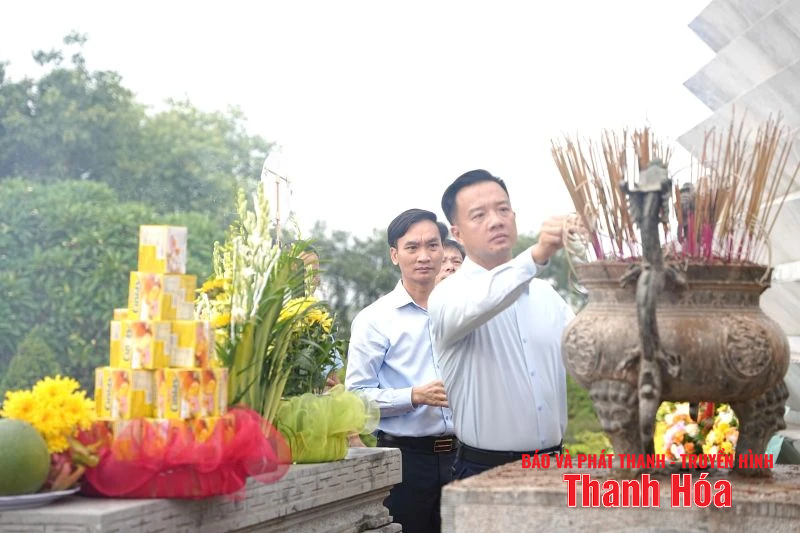 Hội Doanh nhân trẻ Thanh Hóa dâng hương tưởng niệm các anh hùng liệt sĩ và tặng quà gia đình chính sách