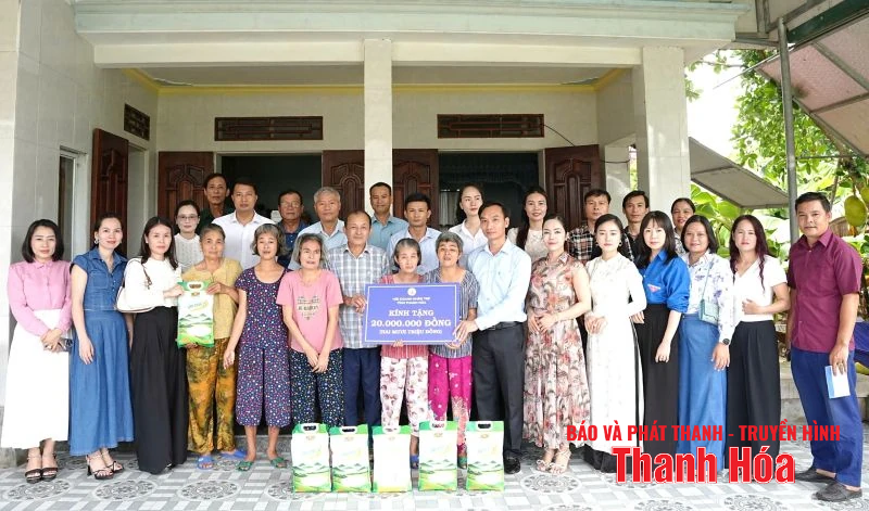 Hội Doanh nhân trẻ Thanh Hóa dâng hương tưởng niệm các anh hùng liệt sĩ và tặng quà gia đình chính sách