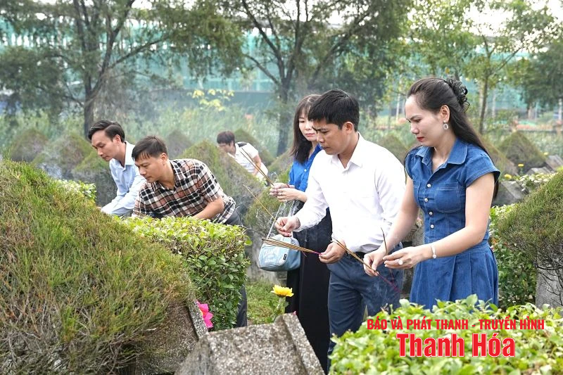 Hội Doanh nhân trẻ Thanh Hóa dâng hương tưởng niệm các anh hùng liệt sĩ và tặng quà gia đình chính sách