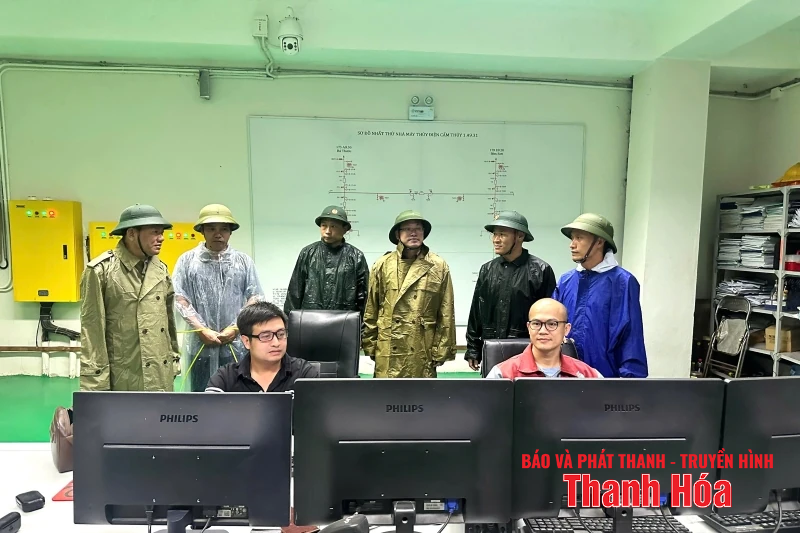 Phó Chủ tịch Thường trực UBND tỉnh Nguyễn Văn Thi kiểm tra, chỉ đạo công tác ứng phó với bão số 3