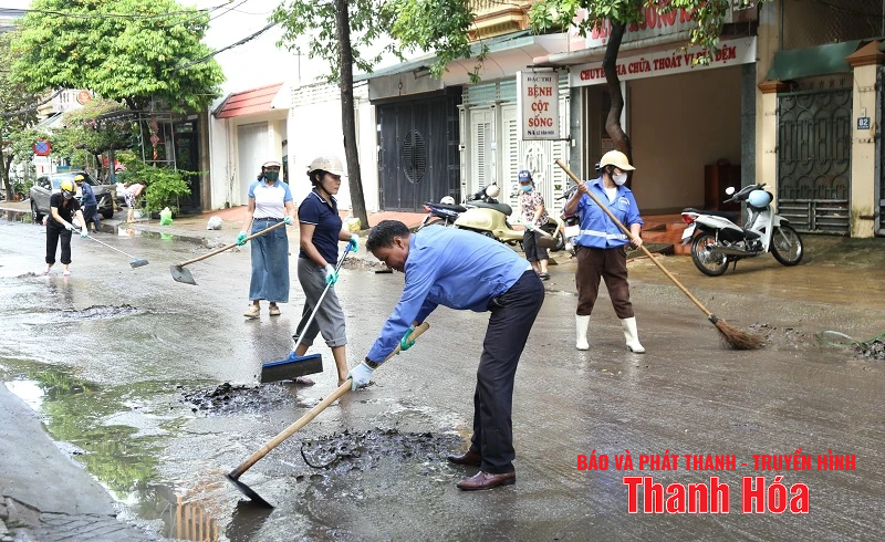Khẩn trương dọn vệ sinh môi trường sau mưa bão