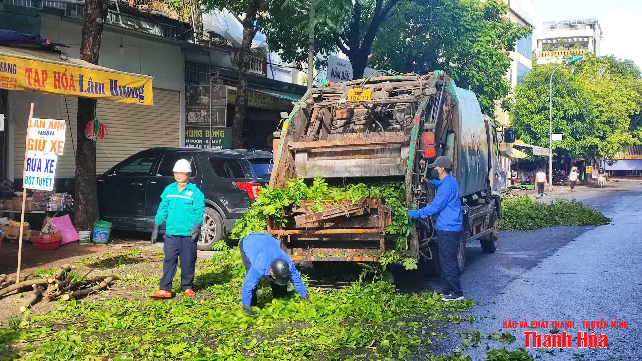 Khẩn trương dọn vệ sinh môi trường sau mưa bão
