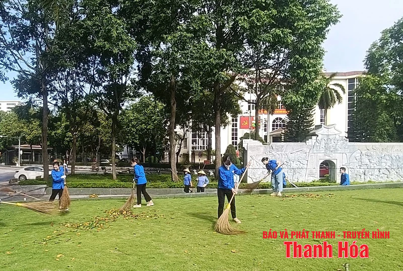 Khẩn trương dọn vệ sinh môi trường sau mưa bão