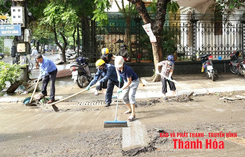 Khẩn trương dọn vệ sinh môi trường sau mưa bão
