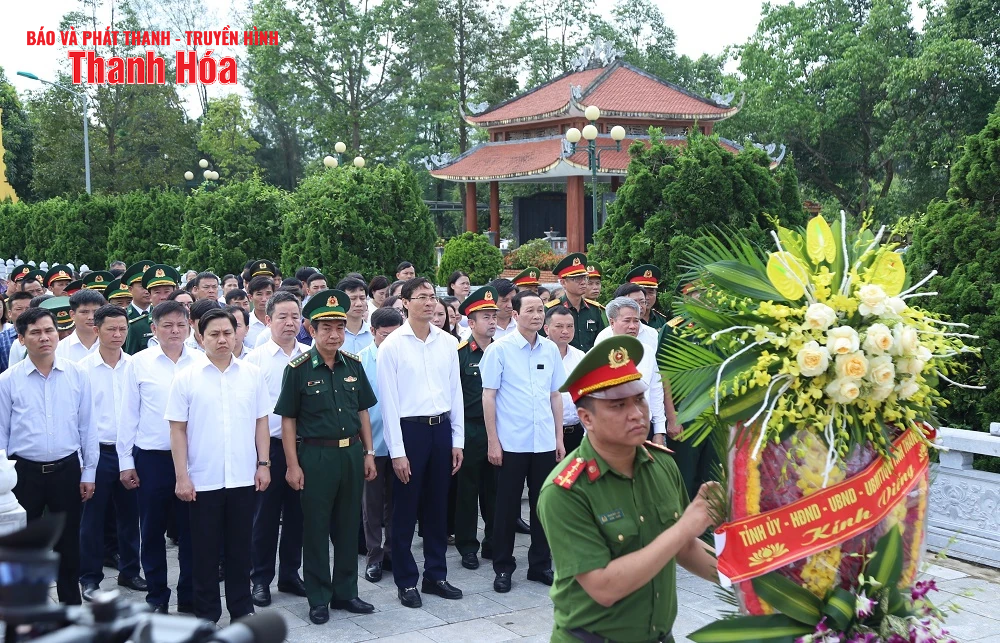 Chủ tịch UBND tỉnh Đỗ Minh Tuấn viếng nghĩa trang liệt sĩ và thăm các gia đình chính sách