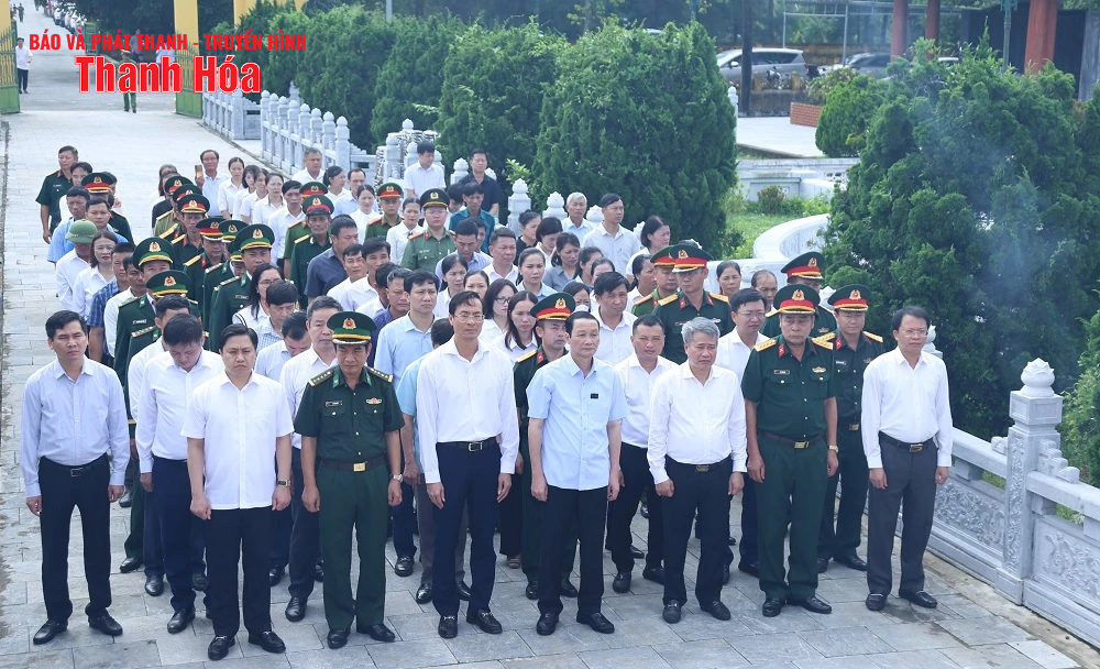 Chủ tịch UBND tỉnh Đỗ Minh Tuấn viếng nghĩa trang liệt sĩ và thăm các gia đình chính sách