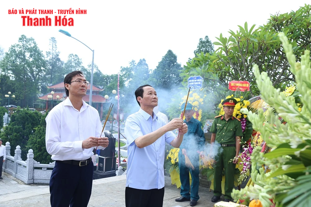 Chủ tịch UBND tỉnh Đỗ Minh Tuấn viếng nghĩa trang liệt sĩ và thăm các gia đình chính sách