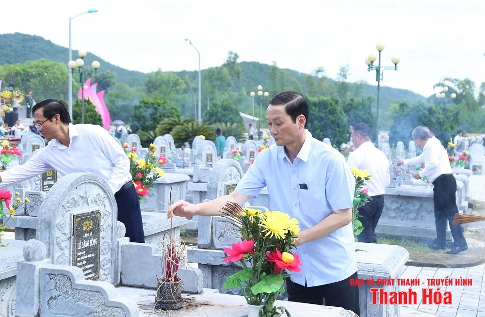 Chủ tịch UBND tỉnh Đỗ Minh Tuấn viếng nghĩa trang liệt sĩ và thăm các gia đình chính sách