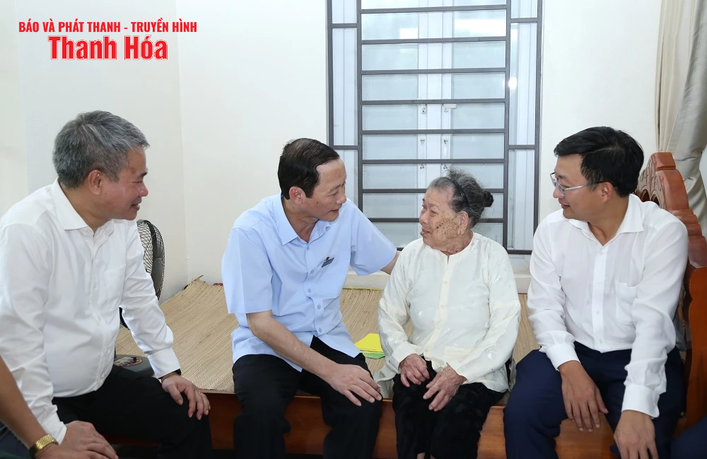 Chủ tịch UBND tỉnh Đỗ Minh Tuấn viếng nghĩa trang liệt sĩ và thăm các gia đình chính sách