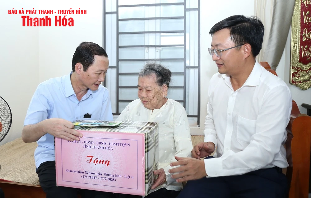 Chủ tịch UBND tỉnh Đỗ Minh Tuấn viếng nghĩa trang liệt sĩ và thăm các gia đình chính sách