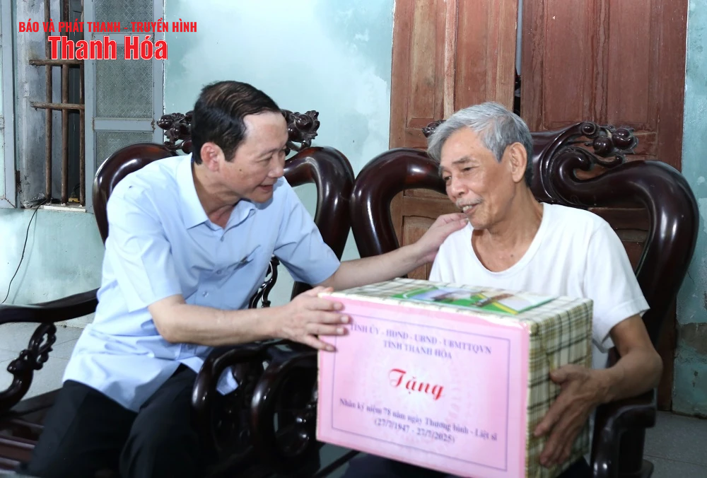 Chủ tịch UBND tỉnh Đỗ Minh Tuấn viếng nghĩa trang liệt sĩ và thăm các gia đình chính sách