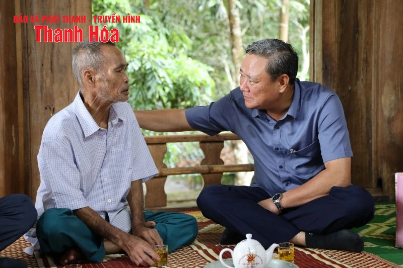 Bí thư Đảng ủy phường Hạc Thành Lê Anh Xuân thăm, tặng quà gia đình chính sách