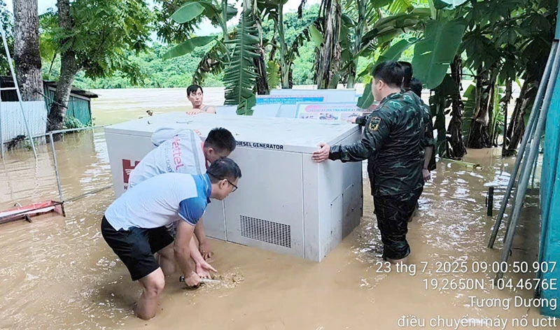 Viettel cộng tài khoản cho người dân Nghệ An bị cô lập do lũ lụt