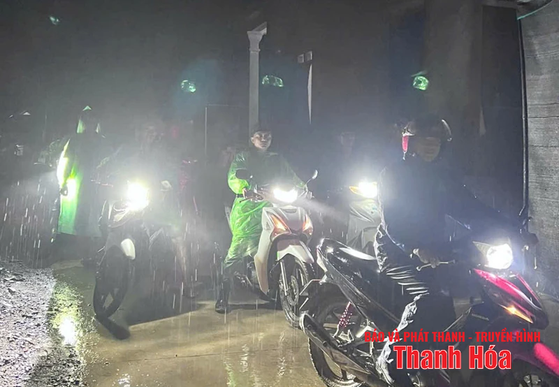 Công an Thanh Hóa gấp rút di dời người dân đến nơi an toàn