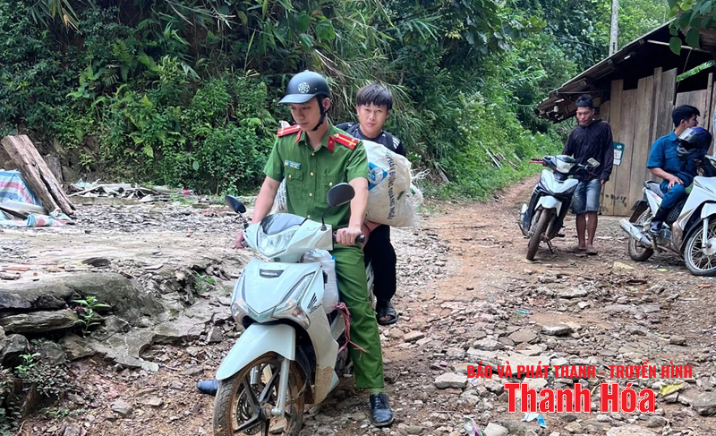 Công an Thanh Hóa gấp rút di dời người dân đến nơi an toàn