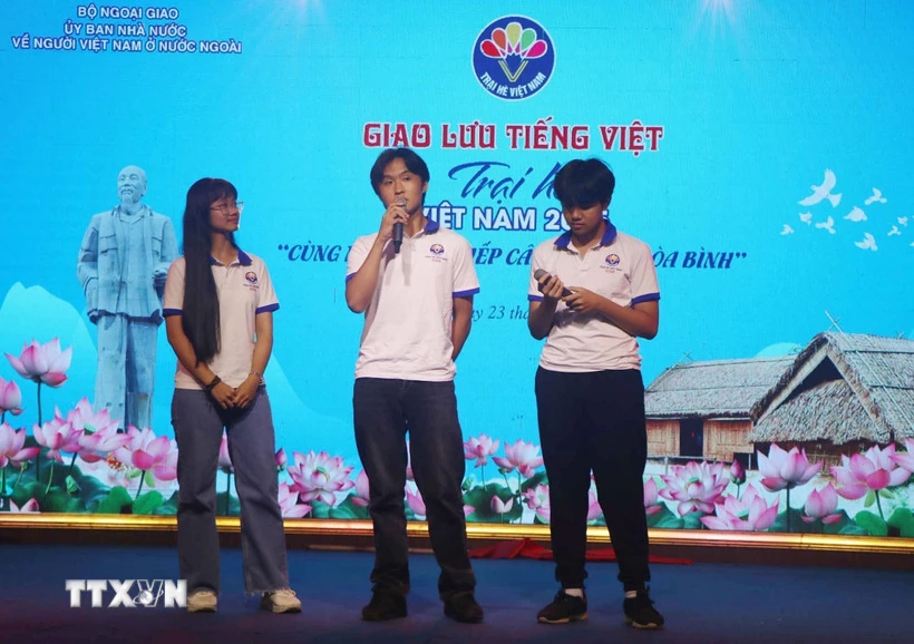 Thanh niên kiều bào giao lưu tiếng Việt để “viết tiếp câu chuyện hòa bình”