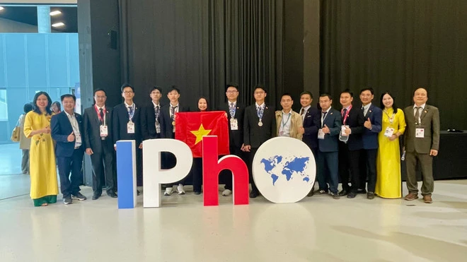 Tự hào cờ đỏ sao vàng tại lễ bế mạc Olympic Vật lý Quốc tế 2025