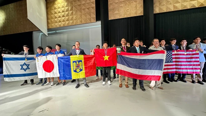 Tự hào cờ đỏ sao vàng tại lễ bế mạc Olympic Vật lý Quốc tế 2025
