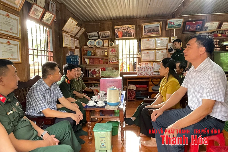 Lãnh đạo Bộ CHQS tỉnh thăm, tặng quà gia đình thương binh tại xã Tam Chung