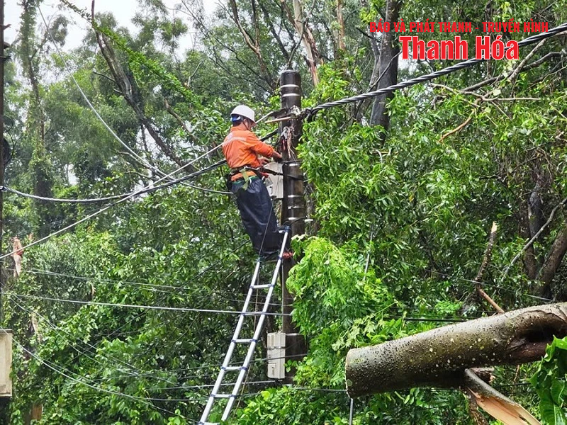 Hình ảnh đẹp của cán bộ, nhân viên ngành điện Thanh Hóa nhìn từ công tác ứng phó với cơn bão số 3