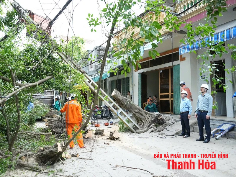 Hình ảnh đẹp của cán bộ, nhân viên ngành điện Thanh Hóa nhìn từ công tác ứng phó với cơn bão số 3