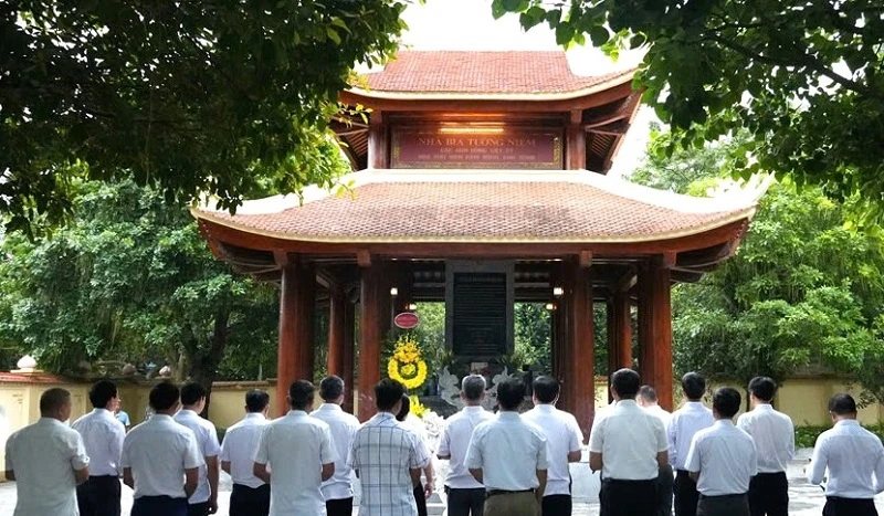 Công ty Điện lực Thanh Hóa dâng hương tưởng nhớ các Anh hùng liệt sĩ