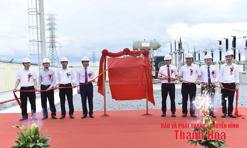 Gắn biển công trình chào mừng Đại hội đại biểu Đảng bộ Tập đoàn Điện lực Việt Nam