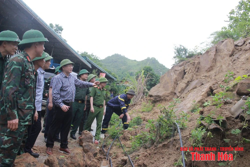 Phó Chủ tịch UBND tỉnh Mai Xuân Liêm họp với 24 xã miền núi về công tác ứng phó bão số 3