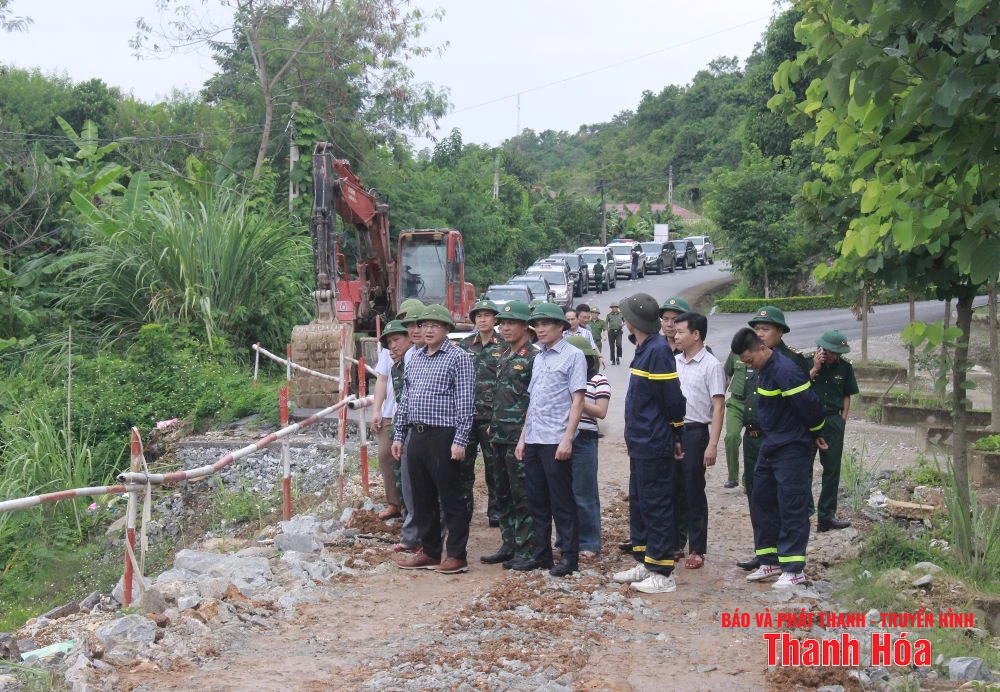 Phó Chủ tịch UBND tỉnh Mai Xuân Liêm họp với 24 xã miền núi về công tác ứng phó bão số 3