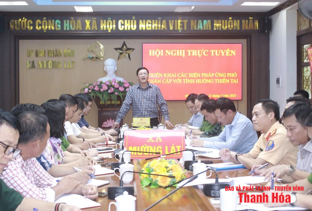 Phó Chủ tịch UBND tỉnh Mai Xuân Liêm họp với 24 xã miền núi về công tác ứng phó bão số 3