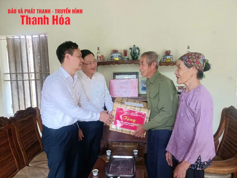 Phó Chủ tịch UBND tỉnh Mai Xuân Liêm viếng nghĩa trang liệt sĩ và thăm, tặng quà gia đình chính sách