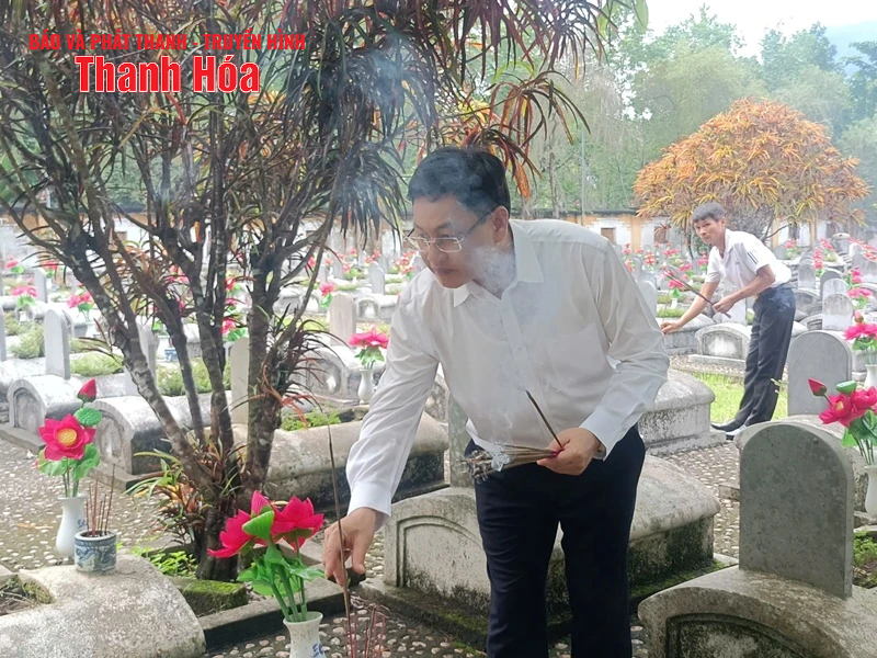 Phó Chủ tịch UBND tỉnh Mai Xuân Liêm viếng nghĩa trang liệt sĩ và thăm, tặng quà gia đình chính sách