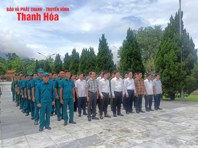 Phó Chủ tịch UBND tỉnh Mai Xuân Liêm viếng nghĩa trang liệt sĩ và thăm, tặng quà gia đình chính sách