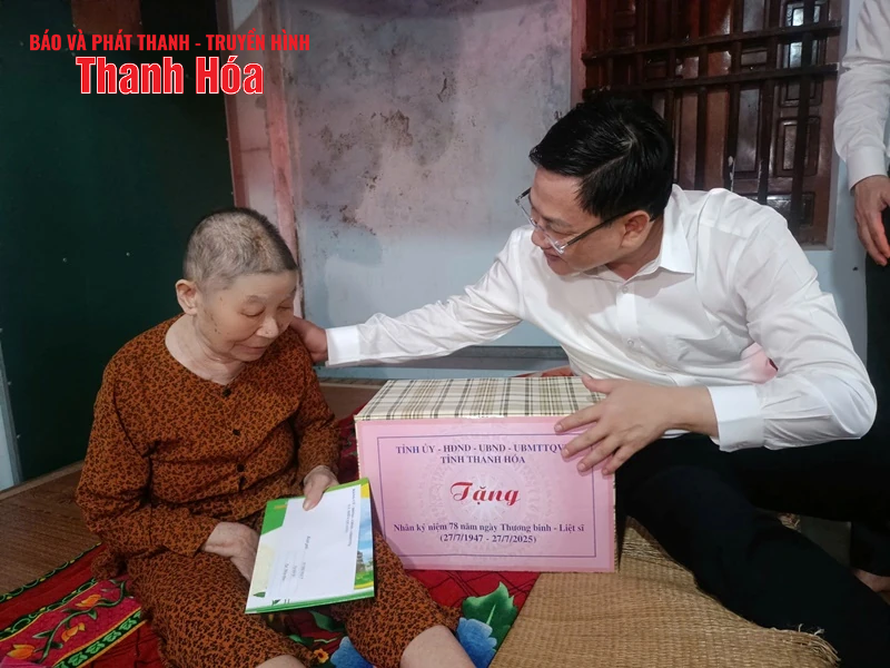 Phó Chủ tịch UBND tỉnh Mai Xuân Liêm viếng nghĩa trang liệt sĩ và thăm, tặng quà gia đình chính sách