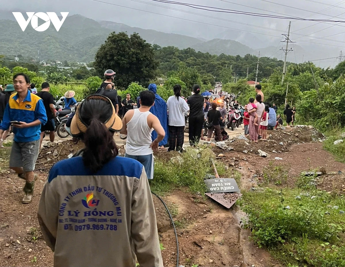 Người dân vùng lũ hoảng loạn vì thông tin thất thiệt vỡ đập Thủy điện Bản Vẽ