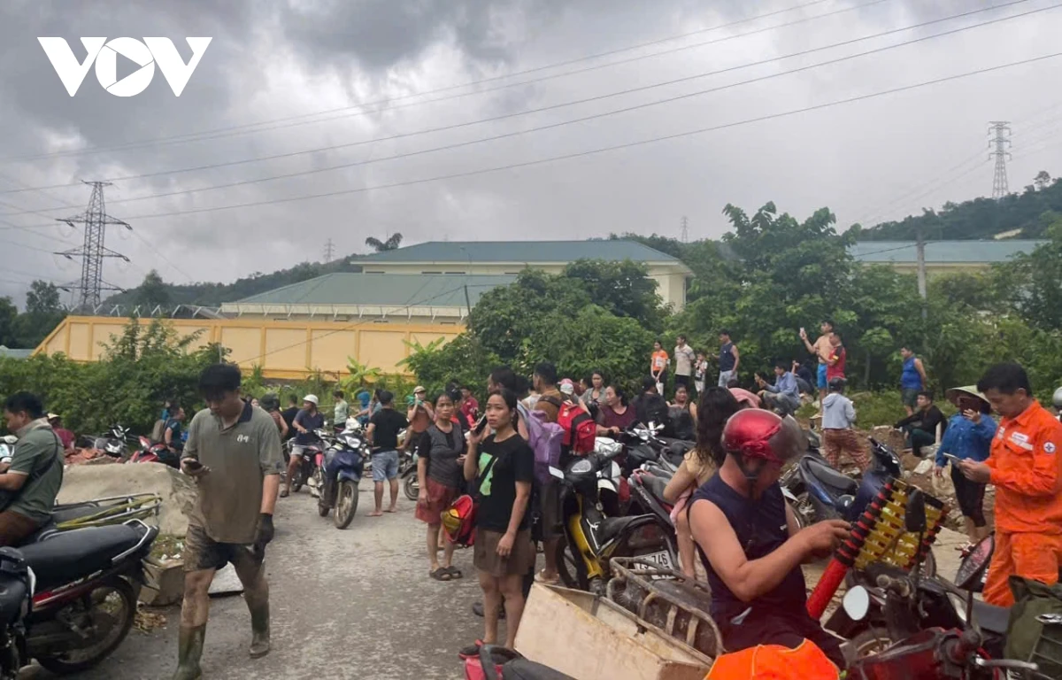 Người dân vùng lũ hoảng loạn vì thông tin thất thiệt vỡ đập Thủy điện Bản Vẽ