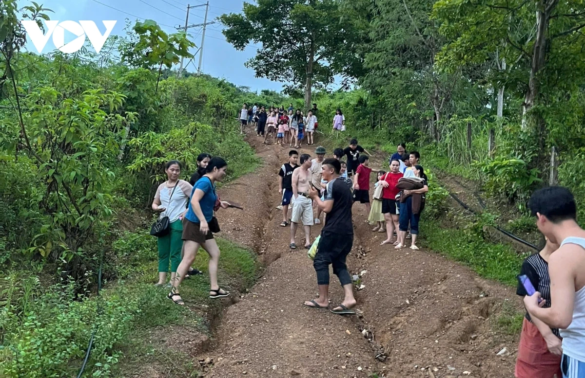 Người dân vùng lũ hoảng loạn vì thông tin thất thiệt vỡ đập Thủy điện Bản Vẽ