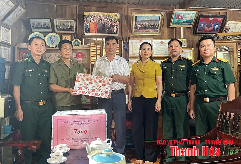 Lãnh đạo Bộ CHQS tỉnh thăm, tặng quà gia đình thương binh tại xã Tam Chung