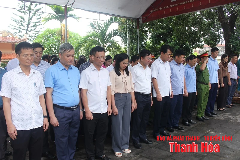 Trưởng Ban Tuyên giáo và Dân vận Tỉnh ủy Đào Xuân Yên viếng nghĩa trang liệt sĩ và thăm, tặng quà các gia đình chính sách