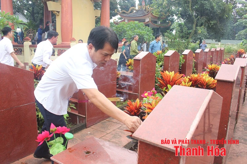 Trưởng Ban Tuyên giáo và Dân vận Tỉnh ủy Đào Xuân Yên viếng nghĩa trang liệt sĩ và thăm, tặng quà các gia đình chính sách