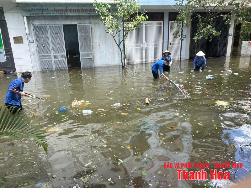 100% đoàn viên thanh niên xã, phường ra quân dọn dẹp vệ sinh sau bão