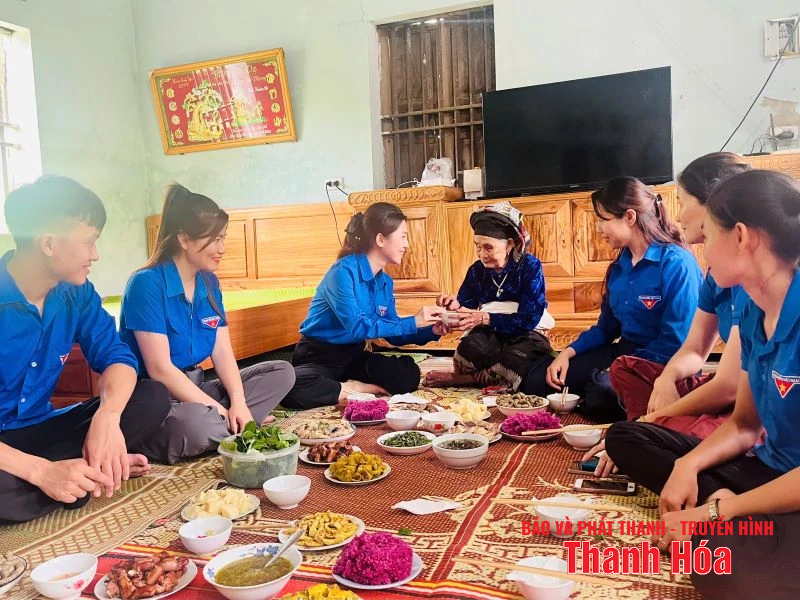 “Bữa cơm tri ân - Ấm áp nghĩa tình” bên Mẹ Việt Nam anh hùng