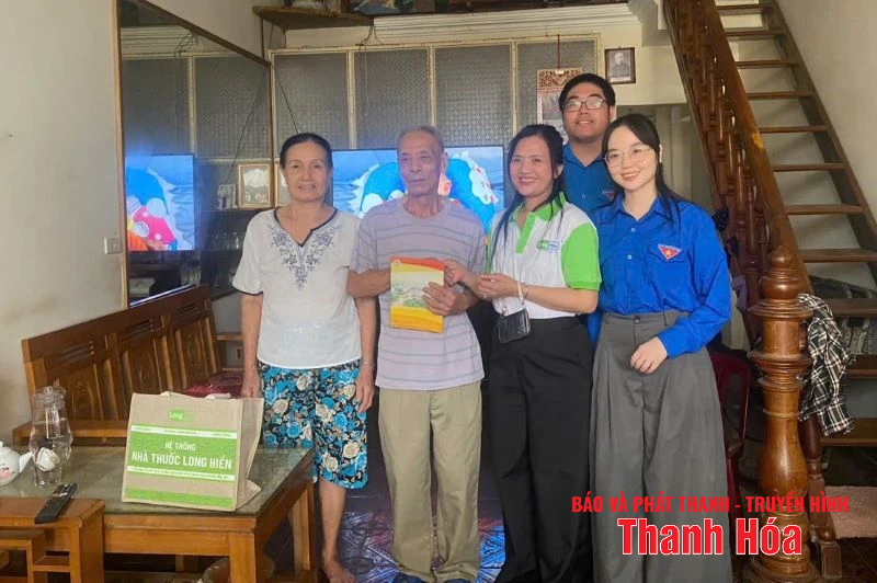 “Bữa cơm tri ân - Ấm áp nghĩa tình” tại các gia đình chính sách