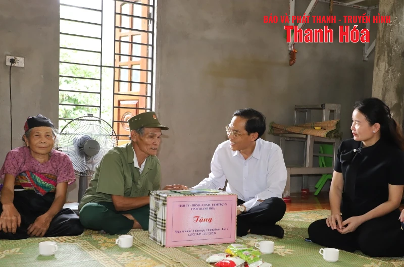 Phó Chủ tịch UBND tỉnh Đầu Thanh Tùng viếng nghĩa trang liệt sỹ và thăm, tặng quà gia đình chính sách